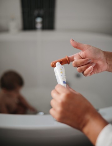 Mushie Vingertandenborstel [ Sand & Cambridge Blue ]