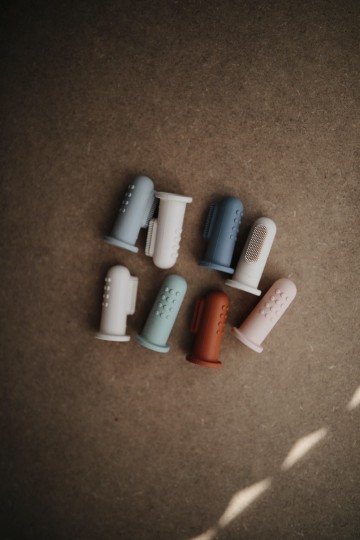 Mushie Vingertandenborstel [ Sand & Cambridge Blue ]