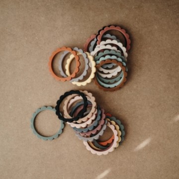 Mushie Bijtring Flower [ Steel/Dove Gray/Stone ]