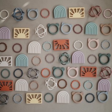 Mushie Bijtring Flower [ Clay/Dried Thyme/Sunshine ]