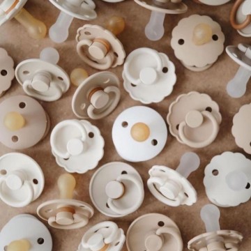 FRIGG Fopspeen Daisy [ Rose Gold] Natuurlijk Rubber