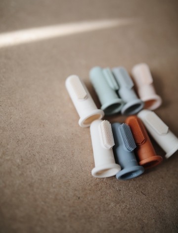 Mushie Vingertandenborstel [ Sand & Cambridge Blue ]