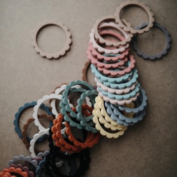 Mushie Bijtring Flower [ Clay/Dried Thyme/Sunshine ]