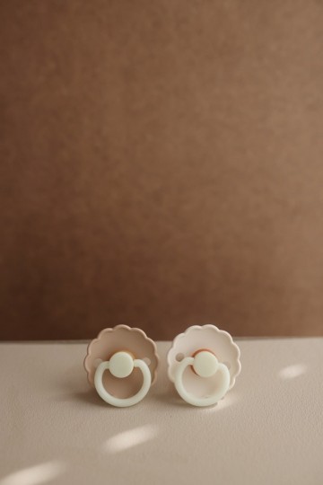 Frigg fopspeen daisy night  croissant  natuurlijk rubber 4