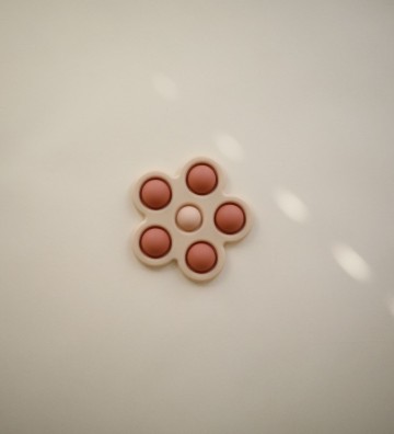 Mushie press toy flower  rose blush shiting sand  1