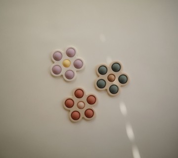 Mushie press toy flower  soft lilac daffodil ivory  1