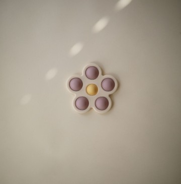 Mushie press toy flower  soft lilac daffodil ivory  2